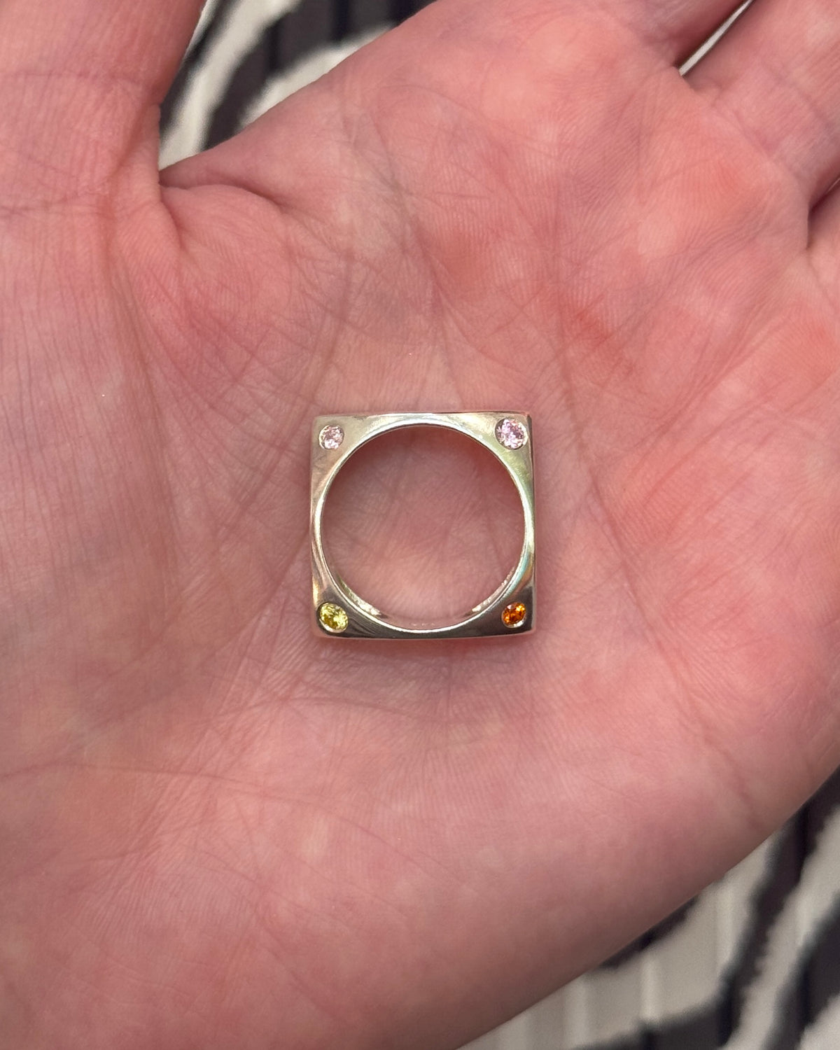 IKKE SÅ FIRKANTET MED STEN | RING