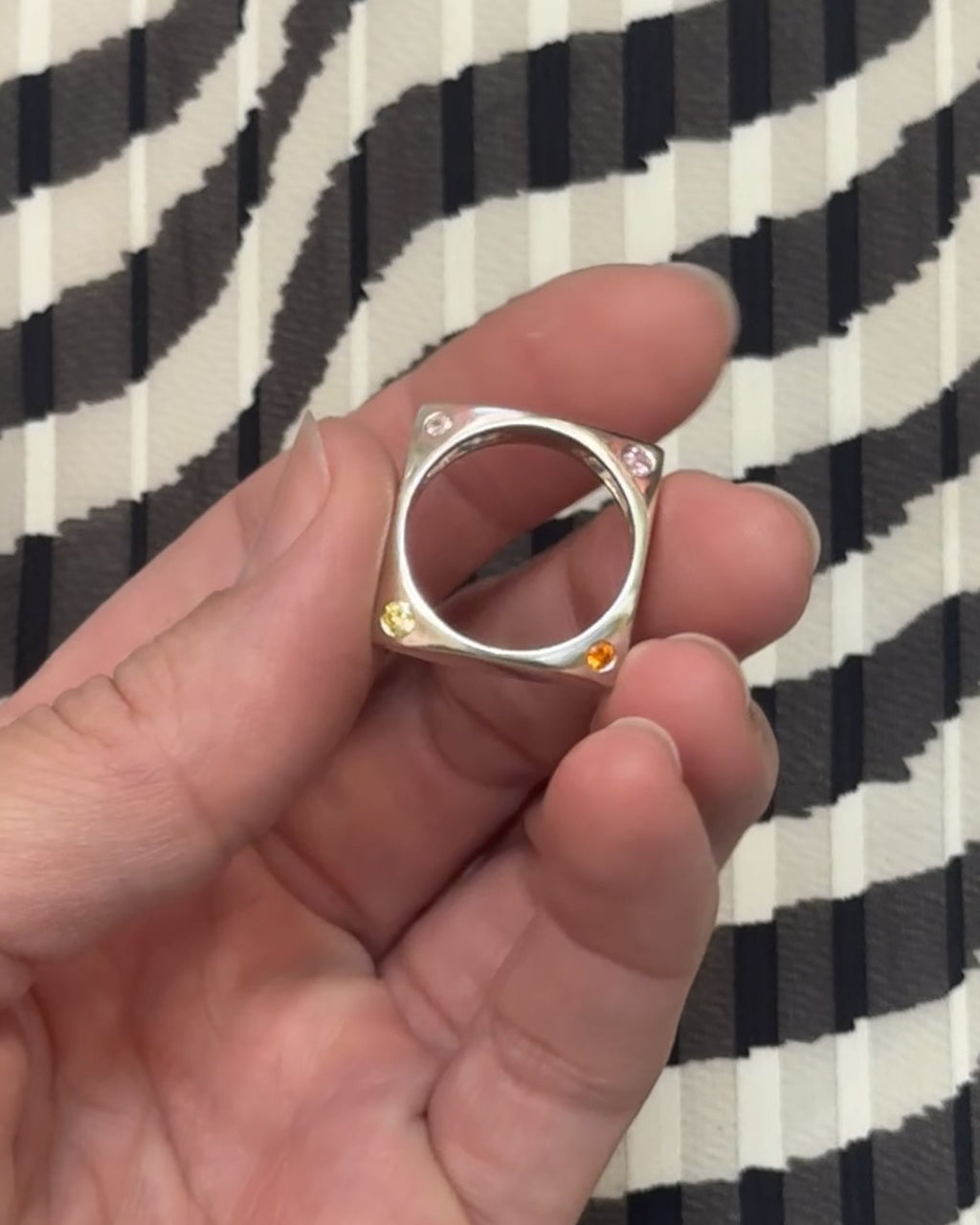 IKKE SÅ FIRKANTET MED STEN | RING